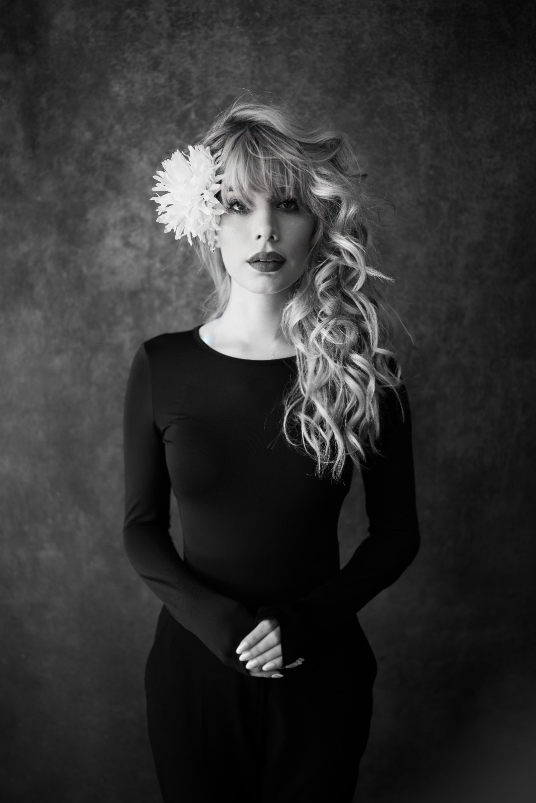 Retrato artístico en blanco y negro con flor