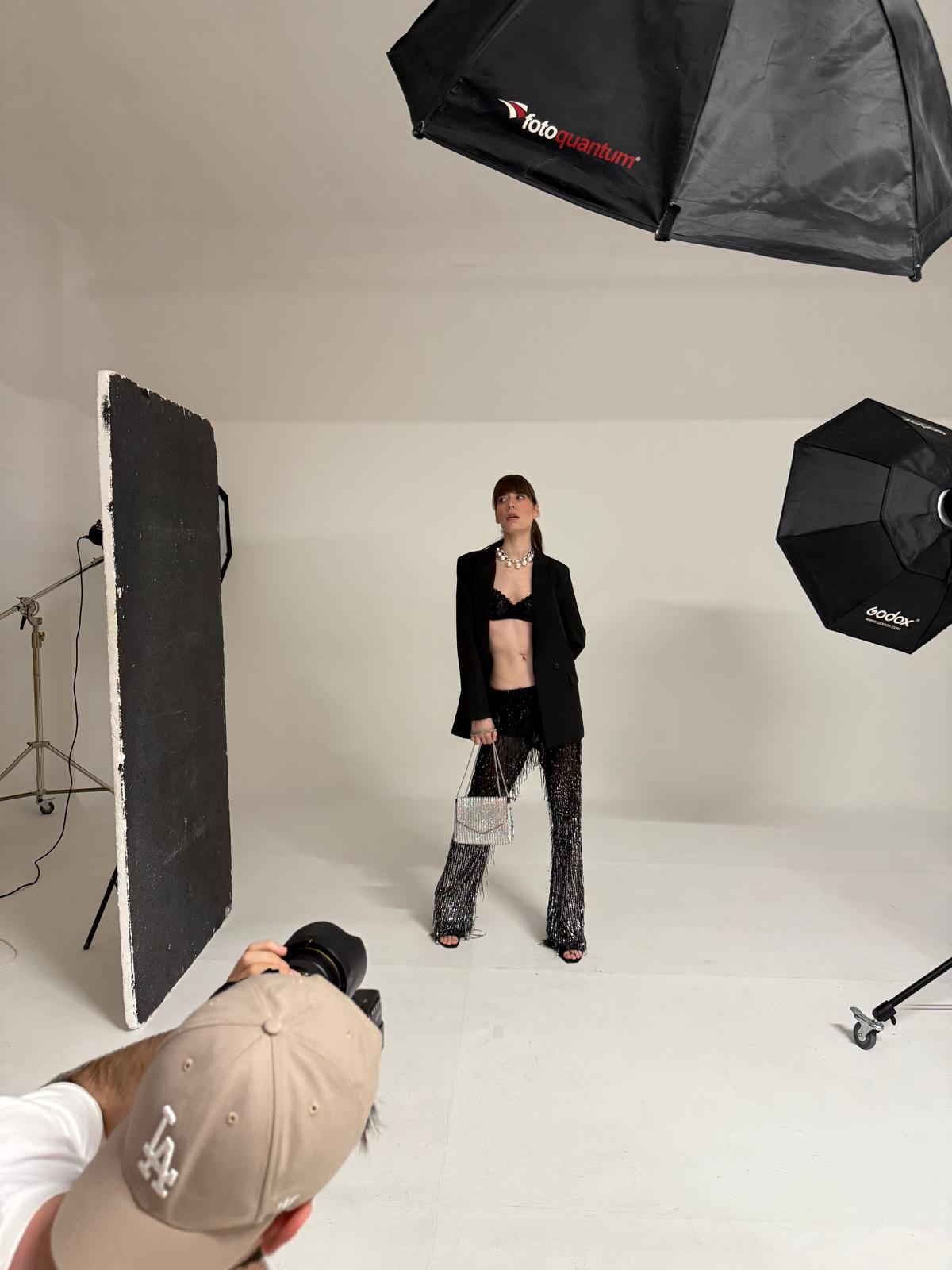 Sesión de estudio con blazer negro y pantalones con lentejuelas