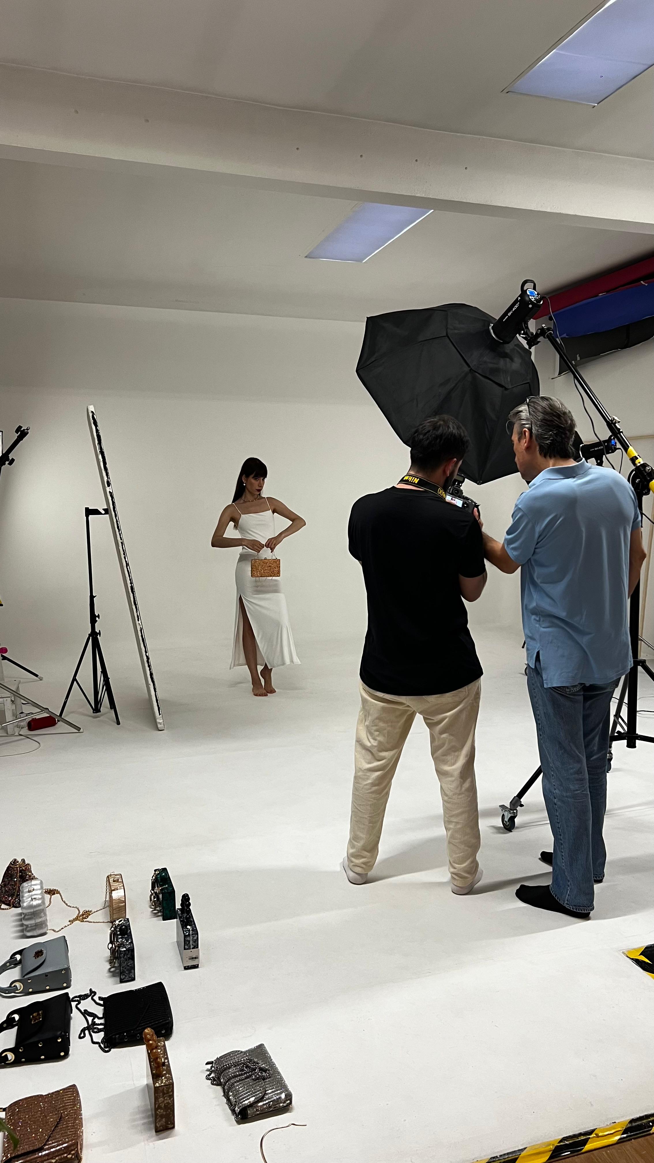 Behind the scenes de sesión de estudio con vestido blanco
